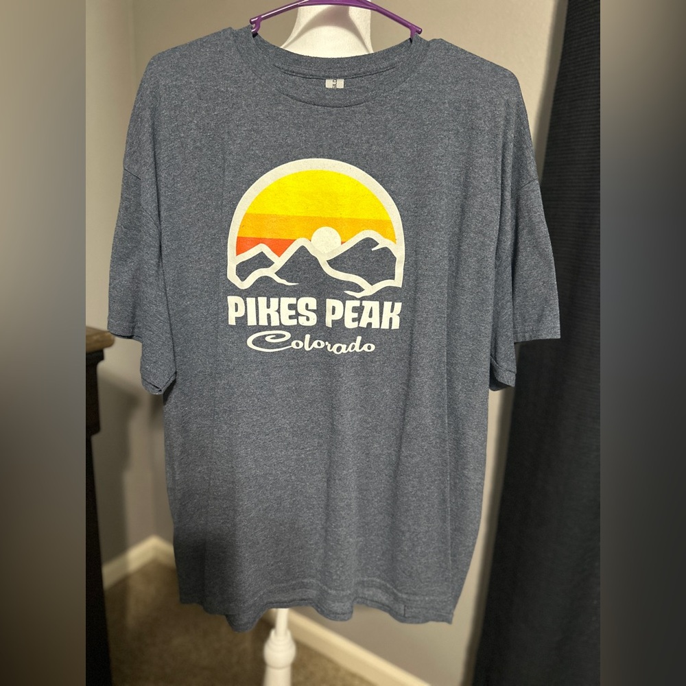 Gildan, XL, unisex, Colorado Pikes Peak, like new used condition.